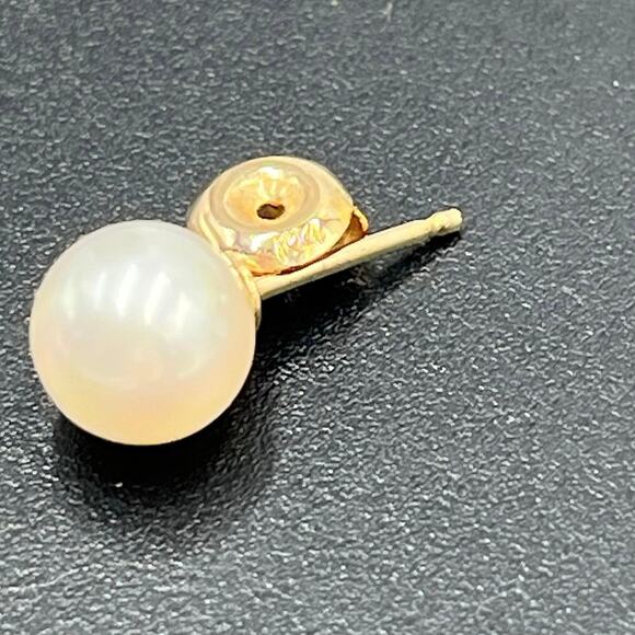 Genuine 14K Yellow Gold Japan
2.1g Stamped K14 Classic 8mm Pearl Stud Earrings - Picture 5 of 13